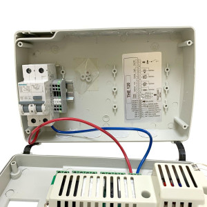 Caja Control THE120 220v/1ph/50-60hz IP65
Braker Siemens 5SU9 356 RCBO C25, 2 x Sensor NTC
5 Salidas, 2 Entradas Sensores, 3 Entradas Digitales, RS485, Max 25Amps